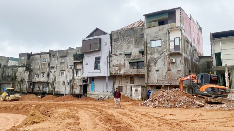 Từ suối sạt, lở phía sau dãy nhà nay đã được san lấp, xây dựng lại bằng kè bền vững, bảo đảm cho người dân sống an toàn.