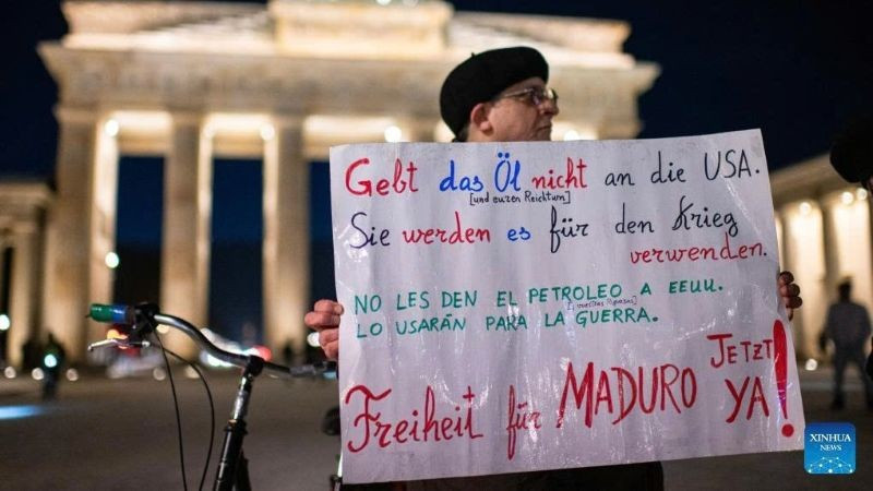 Một người đàn ông tham gia cuộc biểu tình phản đối hành động tấn công Venezuela của Mỹ tại Cổng Brandenburg ở Berlin, Đức, ngày 5/1/2026. (Ảnh: Tân Hoa xã)
