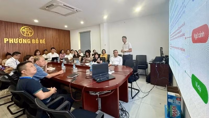 Buổi tập huấn ứng dụng AI cho cán bộ, công chức, viên chức phường Bồ Đề (Hà Nội) là hoạt động thiết thực hiện nay. (Ảnh: CTV)