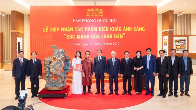 Chủ tịch Quốc hội Trần Thanh Mẫn và các đại biểu tại Lễ tiếp nhận tác phẩm nghệ thuật điêu khắc ánh sáng "Sức mạnh của lòng dân". (Ảnh: DUY LINH)