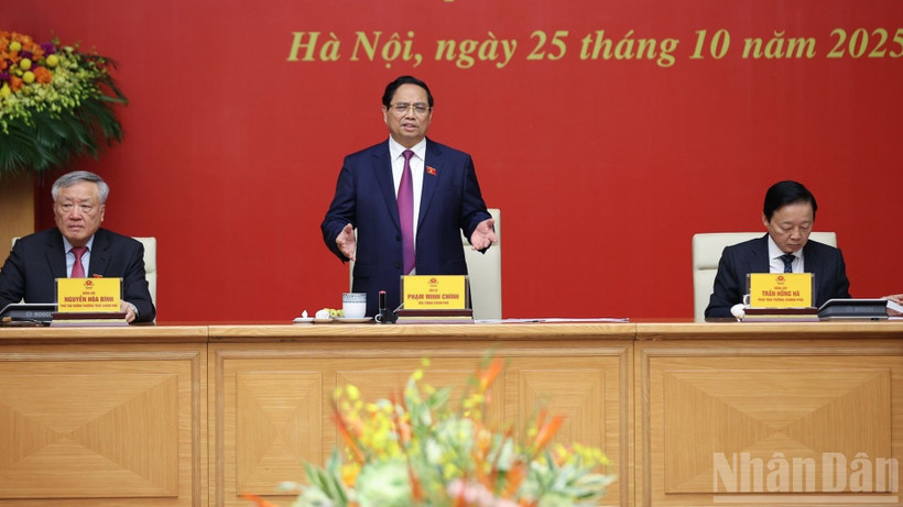 Thủ tướng Phạm Minh Chính chủ trì phiên họp Chính phủ về triển khai các nhiệm vụ trọng tâm tới cuối năm 2025. (Ảnh: TRẦN HẢI)