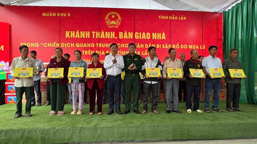 Trung tướng Lê Ngọc Hải, Tư lệnh Quân khu 5 và Bí thư Tỉnh ủy Đắk Lắk Lương Nguyễn Minh Triết trao bảng tượng trưng tặng nhà cho các hộ dân xã Hòa Thịnh.