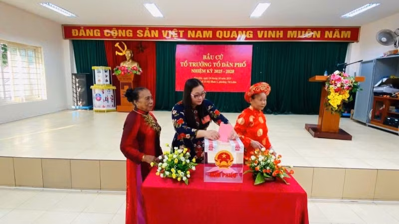 Bầu Tổ trưởng dân phố nhiệm kỳ 2025-2028 tại Tổ dân phố 13 Mỹ Đình 1, phường Từ Liêm, Hà Nội. (Ảnh: CTV)