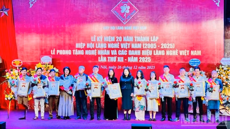 Phong tặng danh hiệu Nghệ nhân Làng nghề lần thứ XII-2025. (Ảnh: HNV)