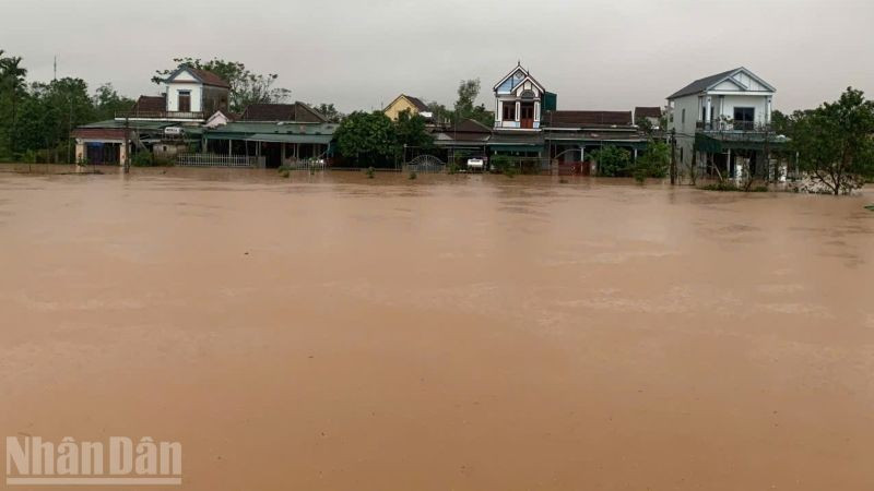 Nhiều khu vực dân cư vùng hạ du hồ Kẻ Gỗ bị chìm trong biển nước.
