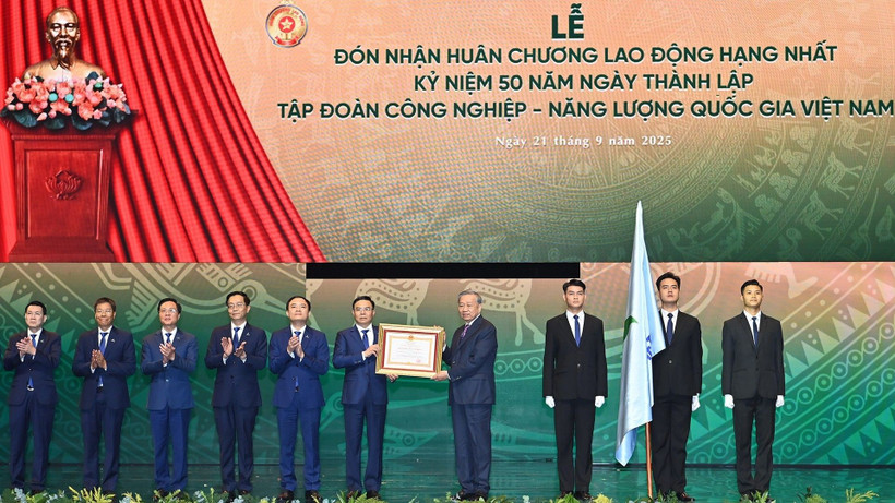 Tổng Bí thư Tô Lâm trao Huân chương Lao động hạng Nhất tặng Tập đoàn Công nghiệp-Năng lượng quốc gia Việt Nam. (Ảnh: ĐĂNG KHOA)