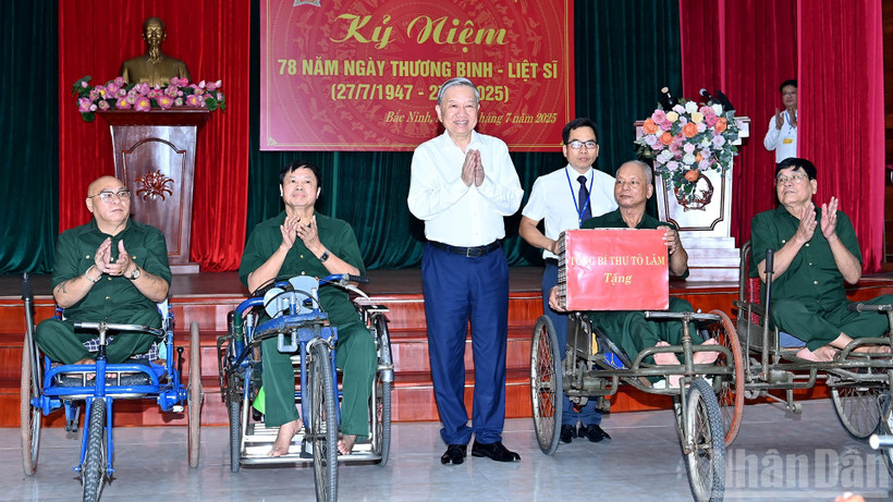 Tổng Bí thư Tô Lâm tặng quà thương binh nặng tại Trung tâm Điều dưỡng thương binh Thuận Thành (phường Ninh Xá, tỉnh Bắc Ninh). (Ảnh: ĐĂNG KHOA)