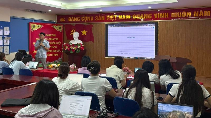 Giảng viên hướng dẫn các thầy cô thực hành trực tiếp trên các công cụ AI. (Ảnh: PV)