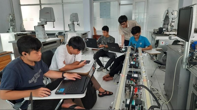 Đào tạo nhân lực tự động hóa tại Trung tâm Đào tạo Khu Công nghệ cao (Khu Công nghệ cao Thành phố Hồ Chí Minh).