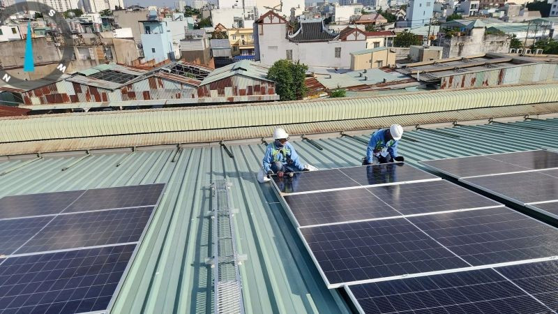 Lắp đặt thêm hệ thống điện mặt trời trên mái khu nhà máy Tập đoàn LTP (Đan Mạch) tại Thành phố Hồ Chí Minh. (Ảnh: ĐẠI SỨ QUÁN ĐAN MẠCH TẠI VIỆT NAM)
