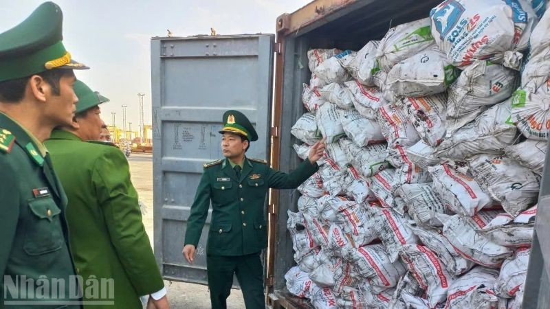 Bộ đội Biên phòng Hải Phòng thu giữ container chứa than cục không có giấy tờ chứng minh nguồn gốc hợp pháp.