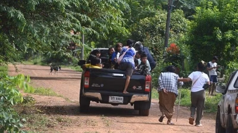 Người dân sơ tán ở Thái Lan sau cuộc đụng độ biên giới Thái Lan-Campuchia ngày 24/7/2025 (Ảnh: THX)