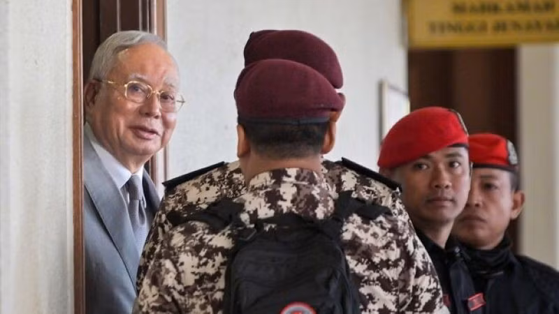 Cựu Thủ tướng Malaysia Najib Razak (thứ nhất bên trái) được nhìn thấy tại Kuala Lumpur, Malaysia, ngày 22/12/2025. (Ảnh: Bernama/THX)