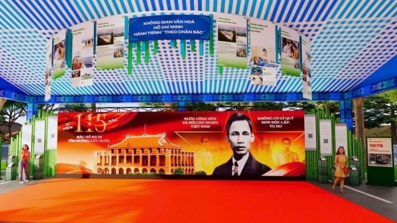 Không gian “Văn hóa Hồ Chí Minh-Hành trình theo chân Bác” phục vụ nhân dân và khách tham quan, tìm hiểu lịch sử tại lễ hội.