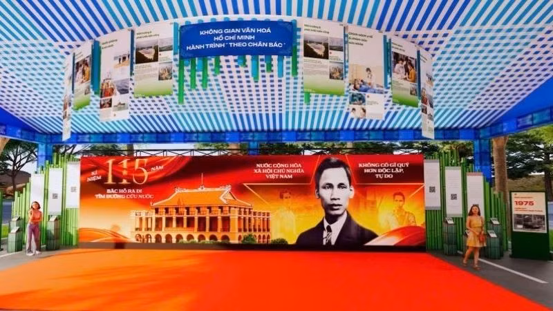 Không gian “Văn hóa Hồ Chí Minh-Hành trình theo chân Bác” phục vụ nhân dân và khách tham quan, tìm hiểu lịch sử tại lễ hội.