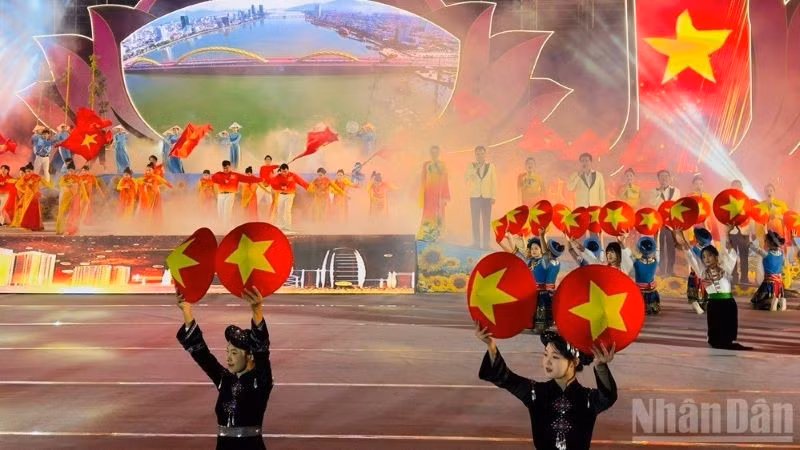 Một tiết mục văn nghệ chào mừng thành công Đại hội Đảng toàn quốc lần thứ XIV. (Ảnh: THANH SƠN)