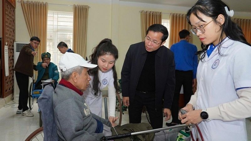 Thăm khám, tư vấn sức khỏe cho các bệnh nhân hạng "đặc biệt" tại Trung tâm Điều dưỡng Thương binh Nghệ An.