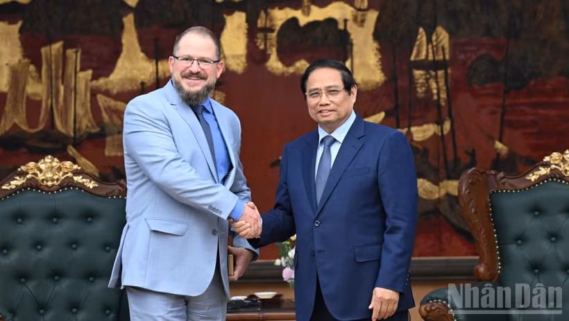 Thủ tướng Phạm Minh Chính và ông Cristiano Amon, Chủ tịch kiêm Tổng Giám đốc điều hành Tập đoàn Qualcomm. (Ảnh: TRẦN HẢI)