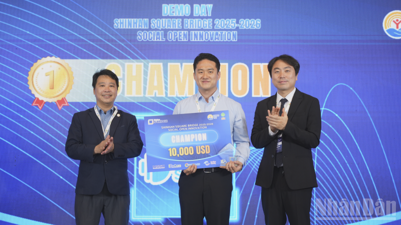 Trao giải quán quân trị giá 10.000 USD cho Vandalsoft - giải pháp nông nghiệp thông minh cho mô hình nuôi côn trùng làm thực phẩm. (Ảnh: PV)