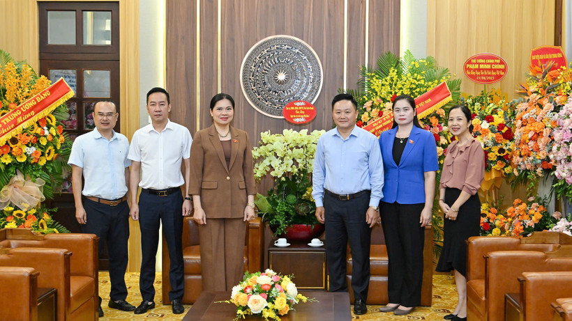 Đoàn Tỉnh ủy, Ủy ban nhân dân tỉnh Tuyên Quang do đồng chí Hà Thị Nga, Ủy viên Trung ương Đảng, Bí thư Tỉnh ủy, Trưởng Đoàn đại biểu quốc hội tỉnh là Trưởng đoàn đã đến thăm và chúc mừng Báo Nhân Dân. 