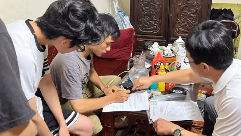 Hộ dân ký cam kết di dời tạm thời trong bão số 3. (Ảnh: CTV)