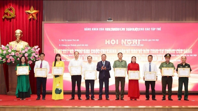 Phó Bí thư Thường trực Thành ủy Hà Nội Nguyễn Văn Phong tặng Bằng khen cho các tập thể xuất sắc thực hiện Cuộc thi.