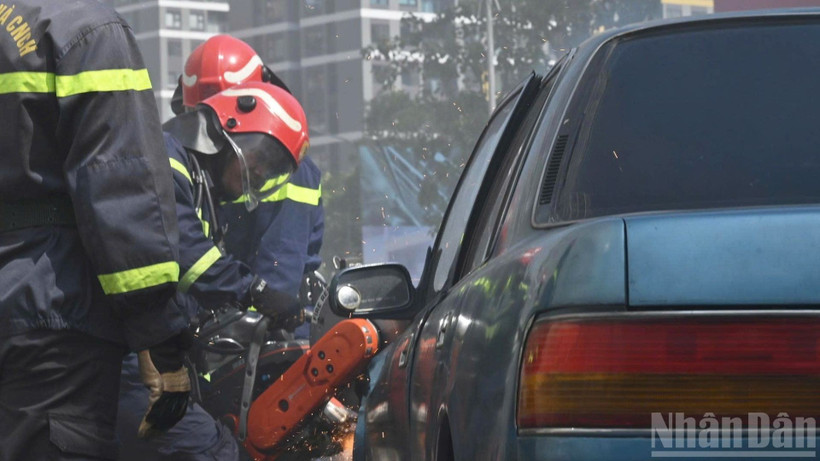 Diễn tập huy động hơn 3.000 người cùng 100 phương tiện các loại, trong đó có nhiều trang thiết bị chuyên dụng.