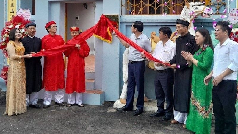 Lãnh đạo xã và đại diện nhân dân xã Ngọc Hồi thực hiện nghi lễ gắn biển công trình trùng tu, tôn tạo di tích lịch sử miếu- đình Vĩnh Trung chào mừng kỷ niệm 80 năm Cách mạng tháng Tám và Quốc khánh 2/9.