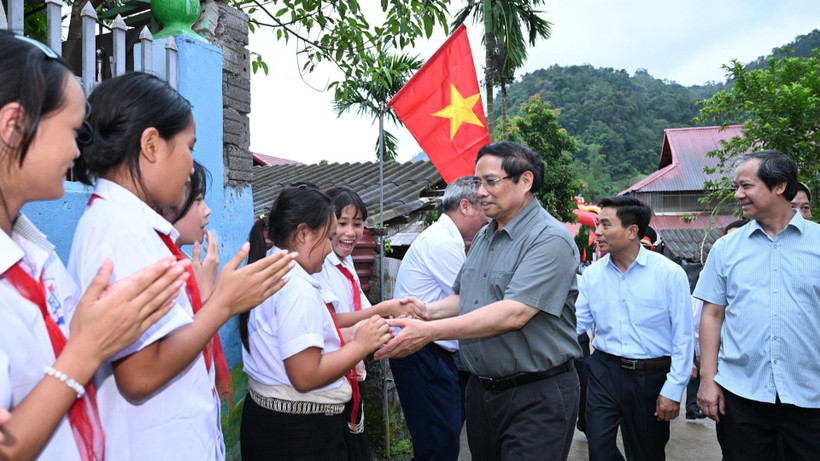 Thủ tướng Phạm Minh Chính và các em học sinh xã miền núi Bát Mọt.