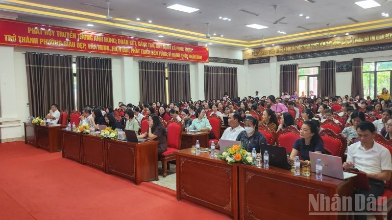 Các đại biểu tham dự hội nghị và tập huấn tại trụ sở Ủy ban nhân dân xã Phúc Thịnh. (Ảnh: PV)