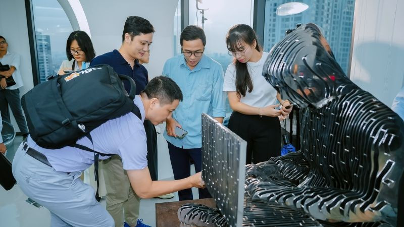 Các đại biểu tham dự trực tiếp trải nghiệm với tượng Satoshi tại Blockchain Gallery, Hà Nội. (Ảnh: PV)