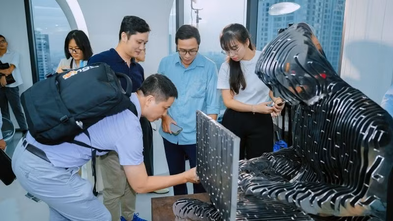 Các đại biểu tham dự trực tiếp trải nghiệm với tượng Satoshi tại Blockchain Gallery, Hà Nội. (Ảnh: PV)