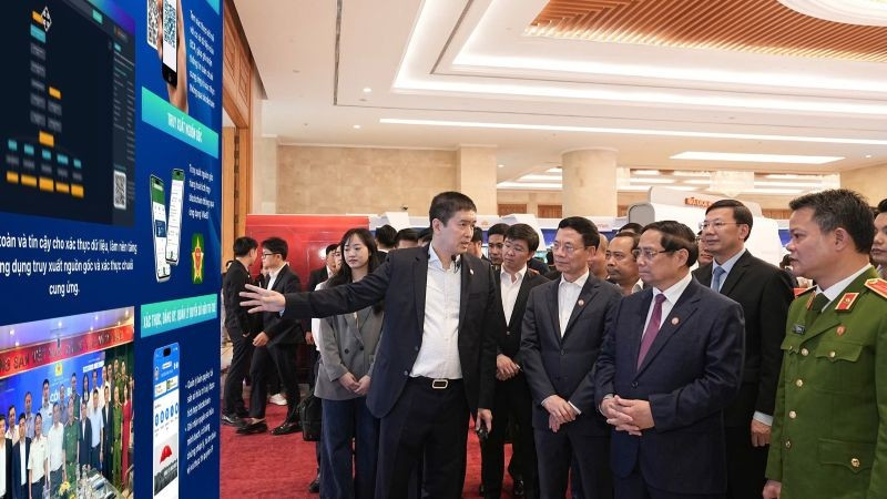 Ông Phan Đức Trung, Chủ tịch Hiệp hội Blockchain và Tài sản số Việt Nam (VBA), Chủ tịch 1Matrix, đã báo cáo với Thủ tướng cùng các lãnh đạo Nhà nước về những kết quả nổi bật mới nhất của VBSN trong quá trình triển khai các nhiệm vụ trọng tâm về khoa học, công nghệ, đổi mới sáng tạo và chuyển đổi số. (Ảnh: VBA)