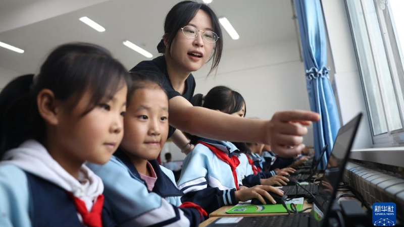Tiết học môn tin học ở Trường tiểu học Diêm Xuyên, huyện Chương, thành phố Định Tây, tỉnh Cam Túc, Trung Quốc. (Ảnh: TÂN HOA XÃ)