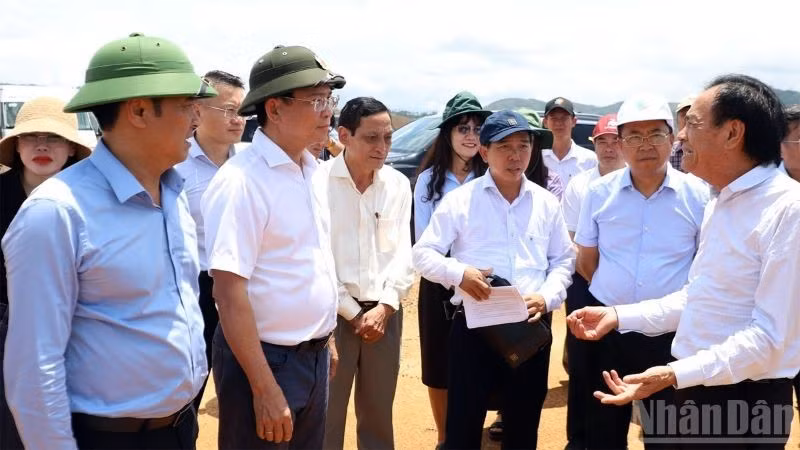 Chủ đầu tư dự án trường đua ngựa, đua chó Thiên Mã (bìa phải) thông tin về dự án với Đoàn công tác Ủy ban nhân dân tỉnh Lâm Đồng.