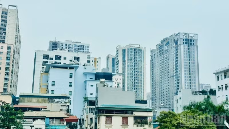 Một góc chung cư và nhà ở phía đông Hà Nội. (Ảnh: HNV)