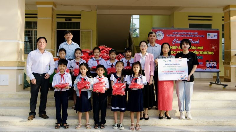 Đại diện Sở Giáo dục và Đào tạo tỉnh Đắk Lắk cùng nhà tài trợ trao tặng những phần quà Tết đến các em học sinh. (Ảnh: PV)