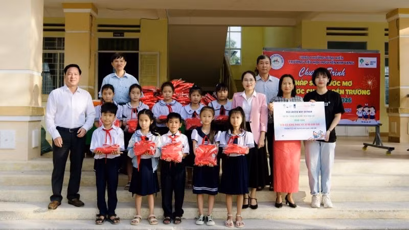 Đại diện Sở Giáo dục và Đào tạo tỉnh Đắk Lắk cùng nhà tài trợ trao tặng những phần quà Tết đến các em học sinh. (Ảnh: PV)