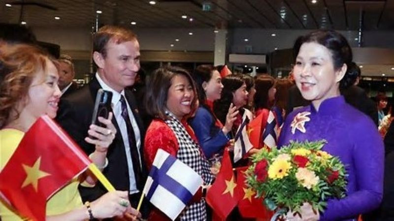 Phu nhân Tổng Bí thư Ngô Phương Ly đã đến thăm, dự giờ lớp học tiếng Việt tại Trường phổ thông liên cấp Vesala, thành phố Helsinki, Phần Lan. (Ảnh: TTXVN)