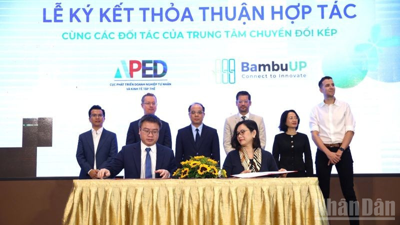 Ký kết hợp tác tại hội nghị. (Ảnh: HNV)