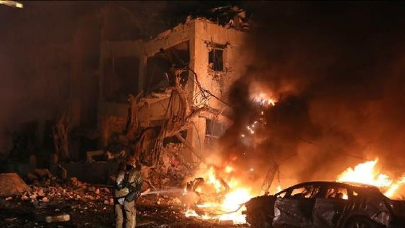 Tòa nhà tại Tel Aviv, Israel trúng tên lửa đạn đạo của Iran ngày 1/3/2026. (Ảnh: THX/TTXVN)