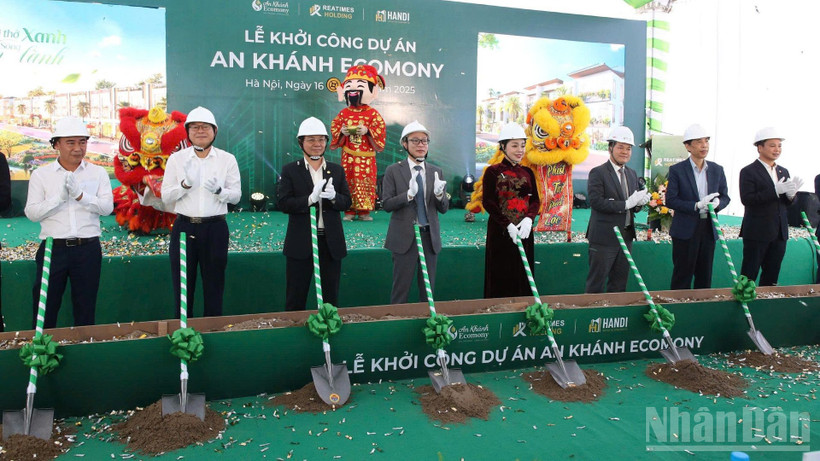 Các đại biểu làm nghi lễ khởi công dự án. (Ảnh: HNV)