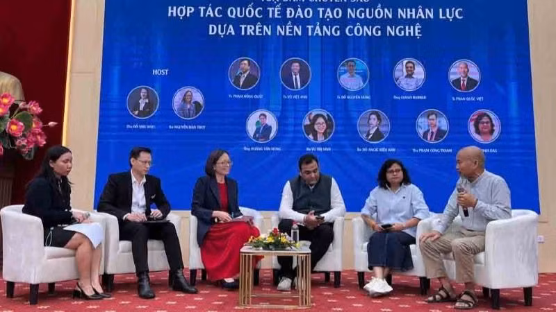 Các đại biểu tham gia phần tọa đàm tại hội thảo. (Ảnh: MINH TRUNG)