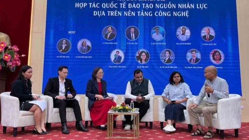 Các đại biểu tham gia phần tọa đàm tại hội thảo. (Ảnh: MINH TRUNG)