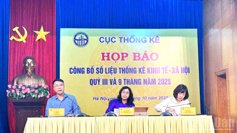 Đại diện lãnh đạo Cục Thống kê trả lời câu hỏi của báo chí tại họp báo. (Ảnh: HNV)