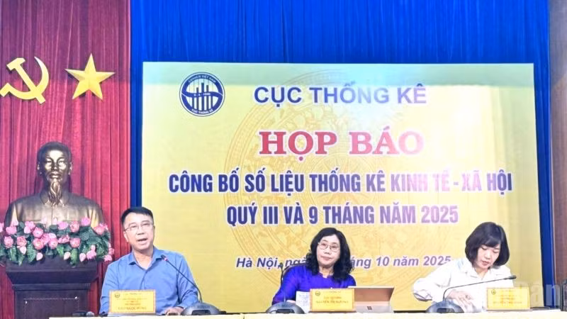 Ông Đậu Ngọc Hùng,Trưởng ban Thống kê nông, lâm nghiệp và thủy sản, Cục Thống kê trả lời tại họp báo. (Ảnh: HNV)
