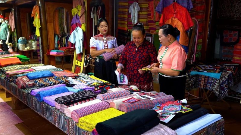 A Cooperativa de Artesanato em Brocado Hoang Long, em Ban Anh, Son La, é administrada por mulheres e tem ajudado muitas mulheres de minorias étnicas a se estabilizarem e melhorarem sua qualidade de vida. (Foto: PV)