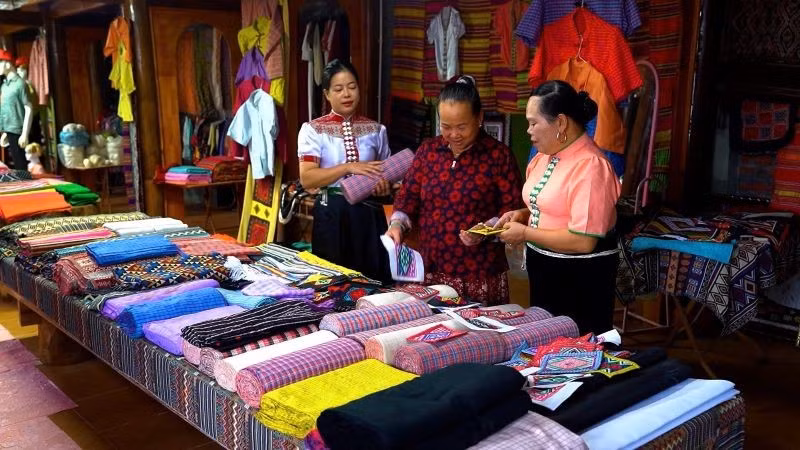 Hợp tác xã Làng nghề thổ cẩm Hoàng Long-Bản Ánh, Sơn La do phụ nữ làm chủ, giúp nhiều phụ nữ dân tộc thiểu số ổn định và nâng cao chất lượng cuộc sống. (Ảnh: PV)