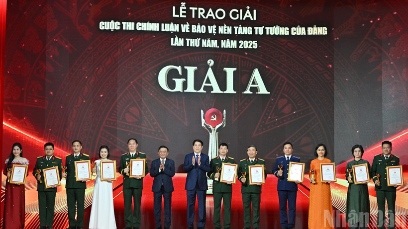 Chủ tịch nước Lương Cường và Thường trực Ban Bí thư Trần Cẩm Tú trao giải A tặng tác giả, nhóm tác giả đoạt giải. 