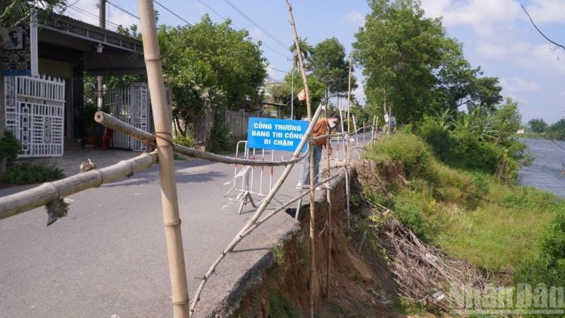 Tình trạng sạt lở bờ sông Hiếu trên địa bàn ngày càng nghiêm trọng.
